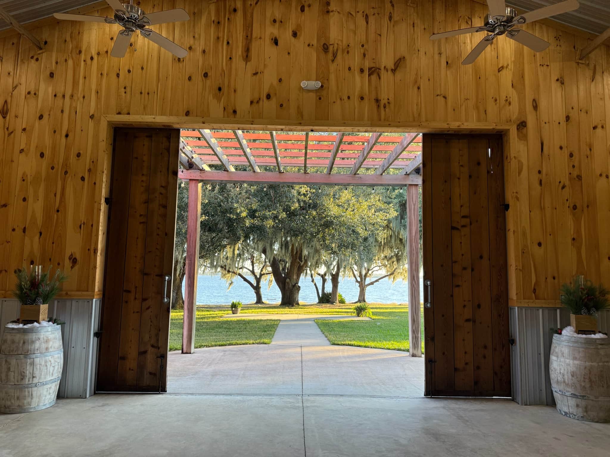Starling Ranch Barn On The Lake hero image